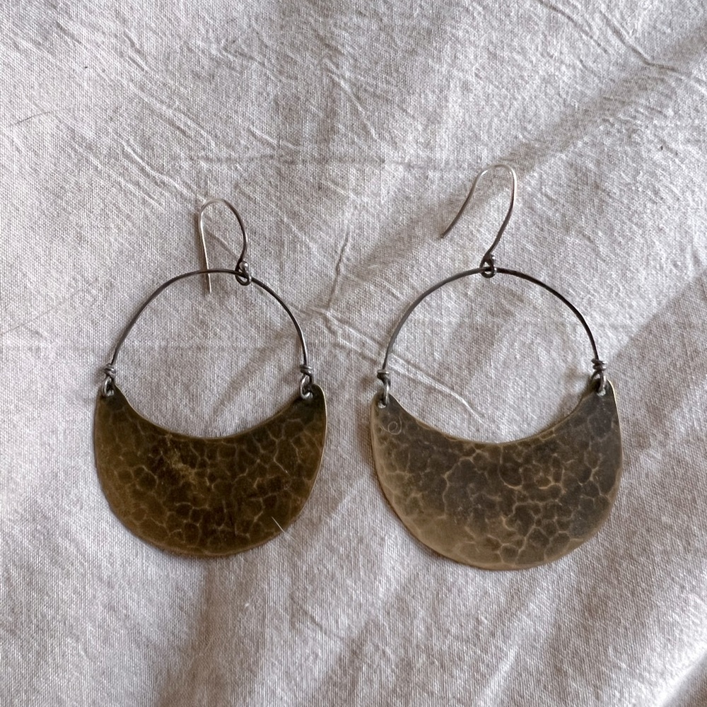 Jen Kahn hammered crescent earrings 🌙